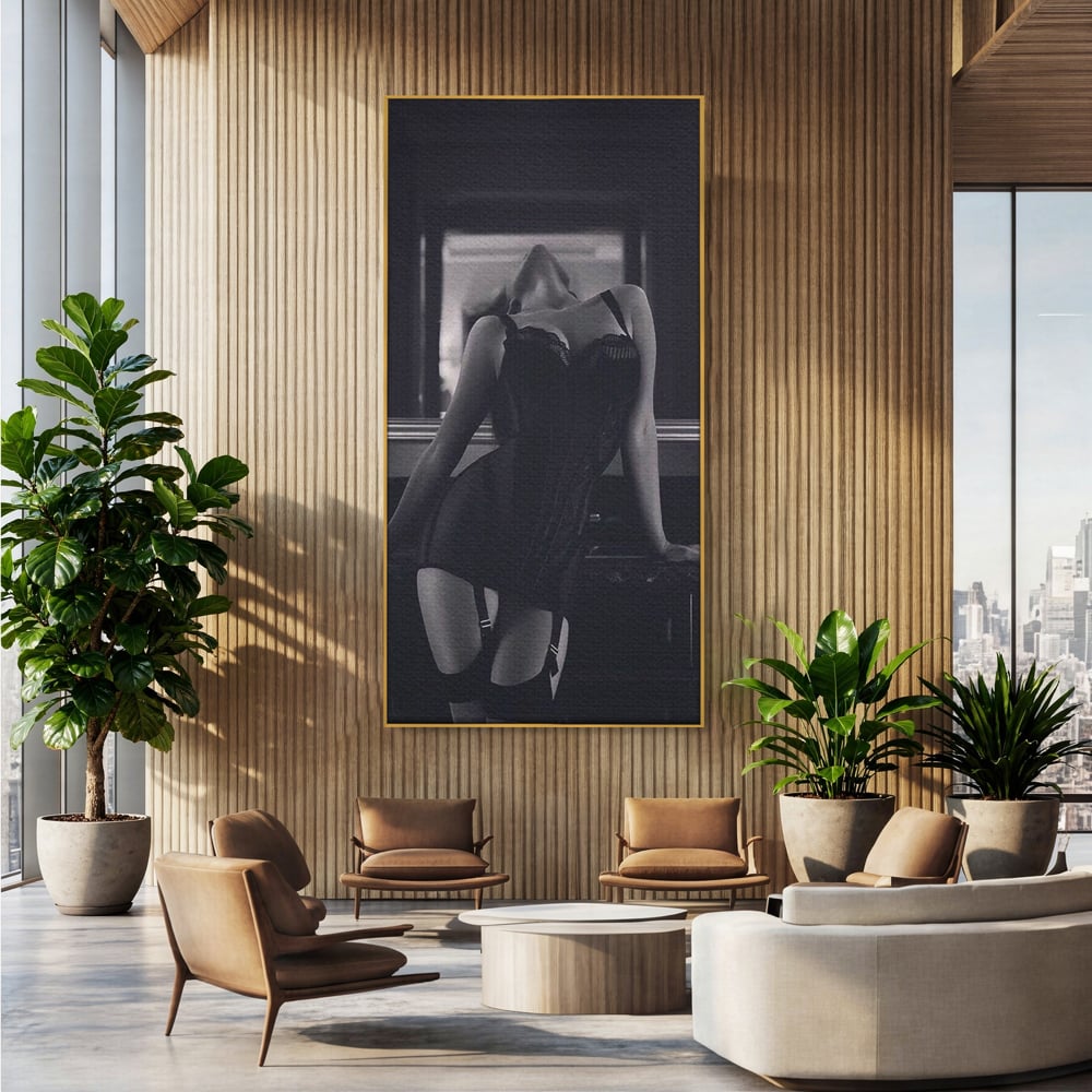 Tablou canvas cu tablou canvas cu silueta feminina, in rama de aluminiu auriu, pe perete intr-un birou