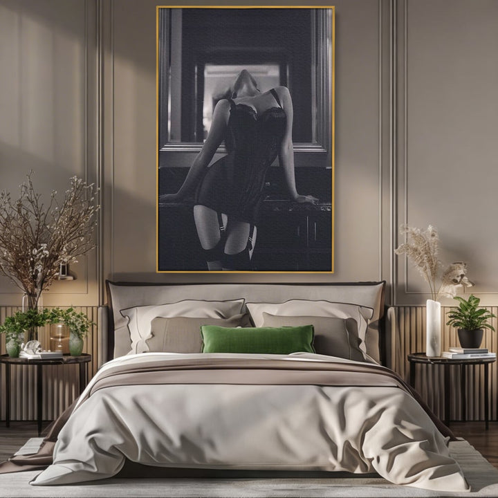 Tablou canvas cu tablou canvas cu silueta feminina, in rama de aluminiu auriu, pe perete intr-un dormitor