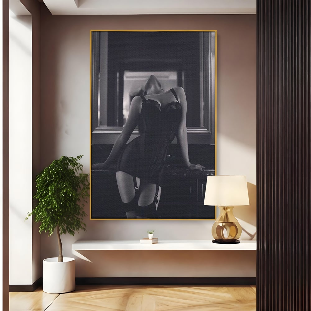 Tablou canvas cu tablou canvas cu silueta feminina, in rama de aluminiu auriu