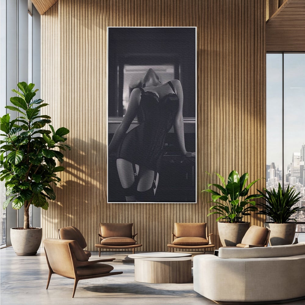 Tablou canvas cu tablou canvas cu silueta feminina, in rama de aluminiu argintiu, pe perete intr-un birou