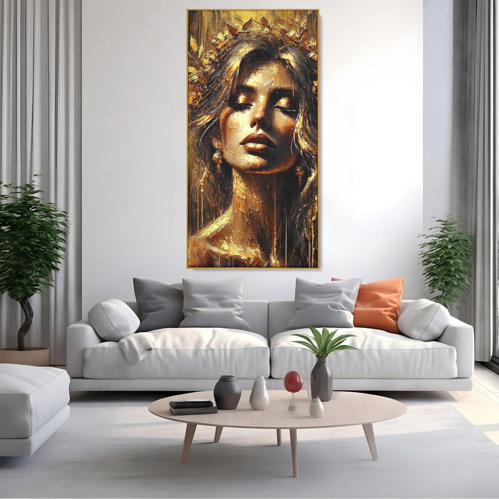 Tablou canvas cu tablou canvas cu portret de femeie aurita, in rama de aluminiu auriu, pe perete intr-un living