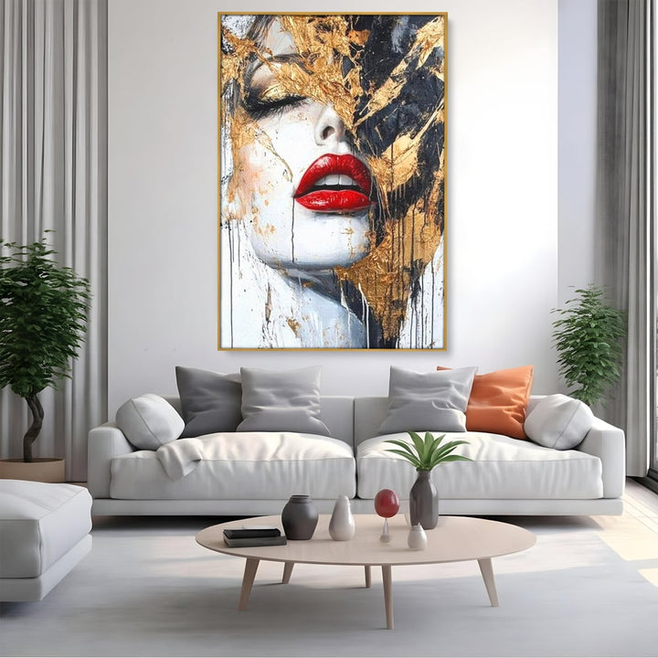 Tablou canvas cu tablou canvas cu chip de femeie si buze rosii, in rama de aluminiu auriu, pe perete intr-un living