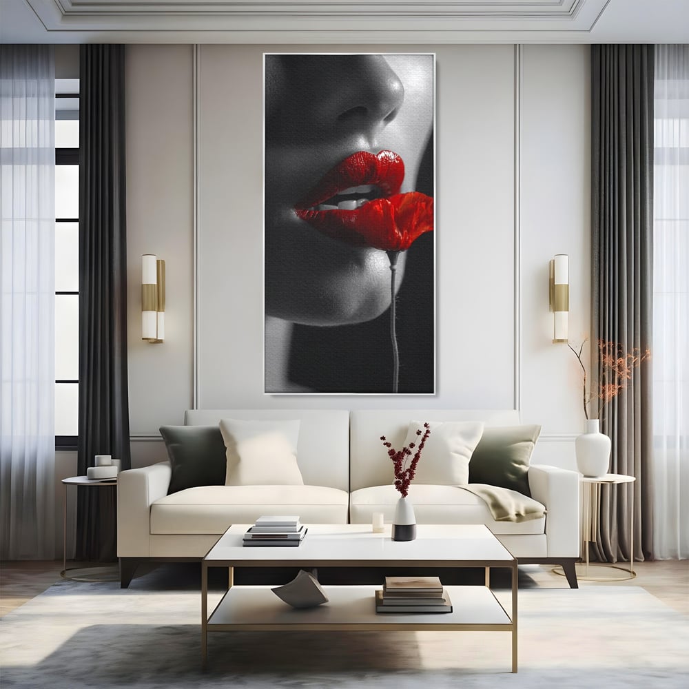 Tablou canvas cu tablou canvas cu buze si mac, in rama de aluminiu argintiu, pe perete intr-un living