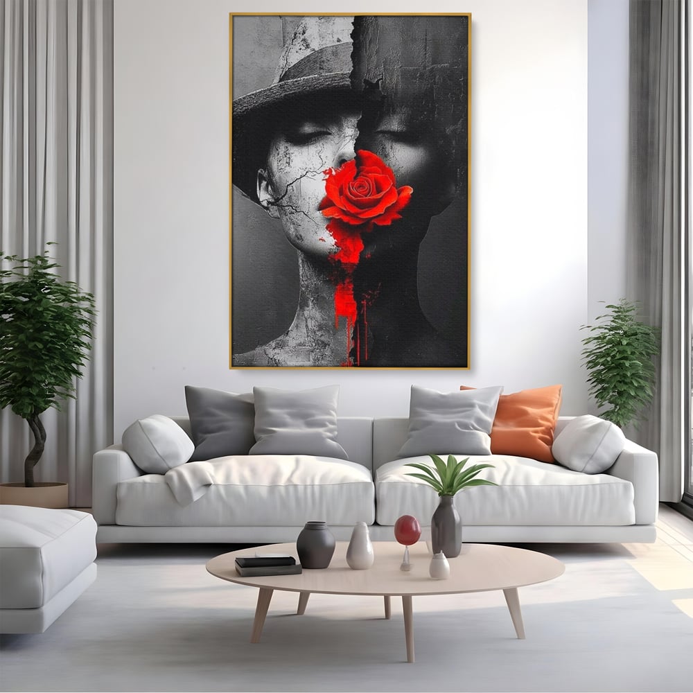 Tablou canvas cu tablou canvas cu chip de femeie, in rama de aluminiu auriu, pe perete intr-un living