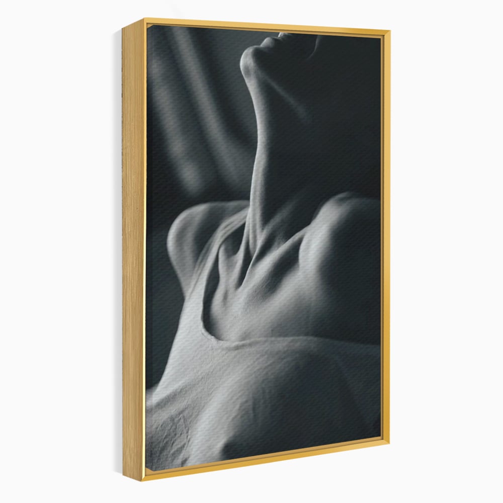 Tablou canvas cu fotografie alb-negru cu gatul arcuit al unei femei, in rama de aluminiu auriu