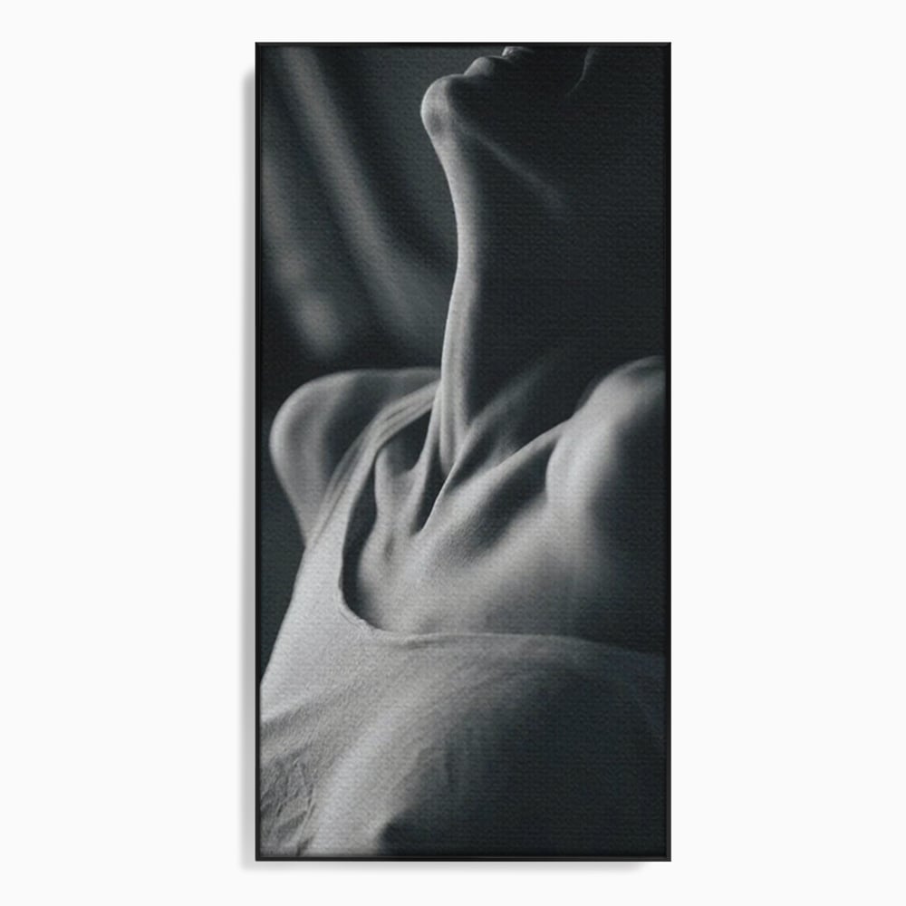 Tablou canvas cu fotografie alb-negru cu gatul arcuit al unei femei, in rama de aluminiu negru