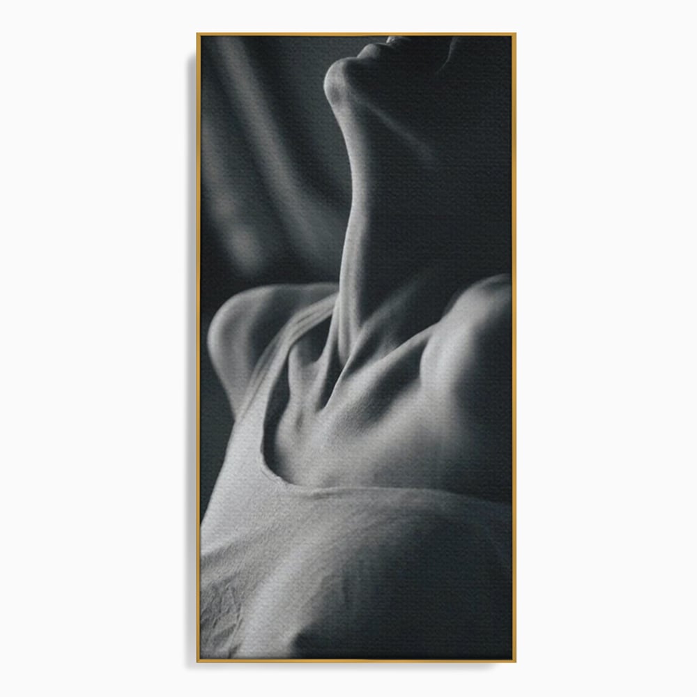 Tablou canvas cu fotografie alb-negru cu gatul arcuit al unei femei, in rama de aluminiu auriu