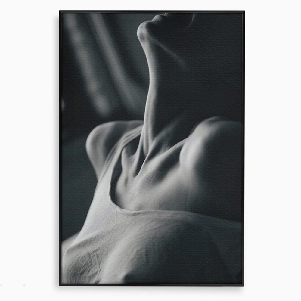 Tablou canvas cu fotografie alb-negru cu gatul arcuit al unei femei, in rama de aluminiu negru