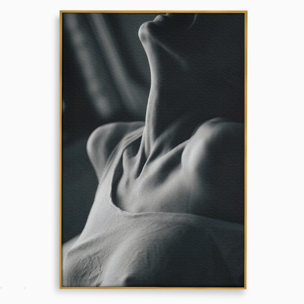Tablou canvas cu fotografie alb-negru cu gatul arcuit al unei femei, in rama de aluminiu auriu