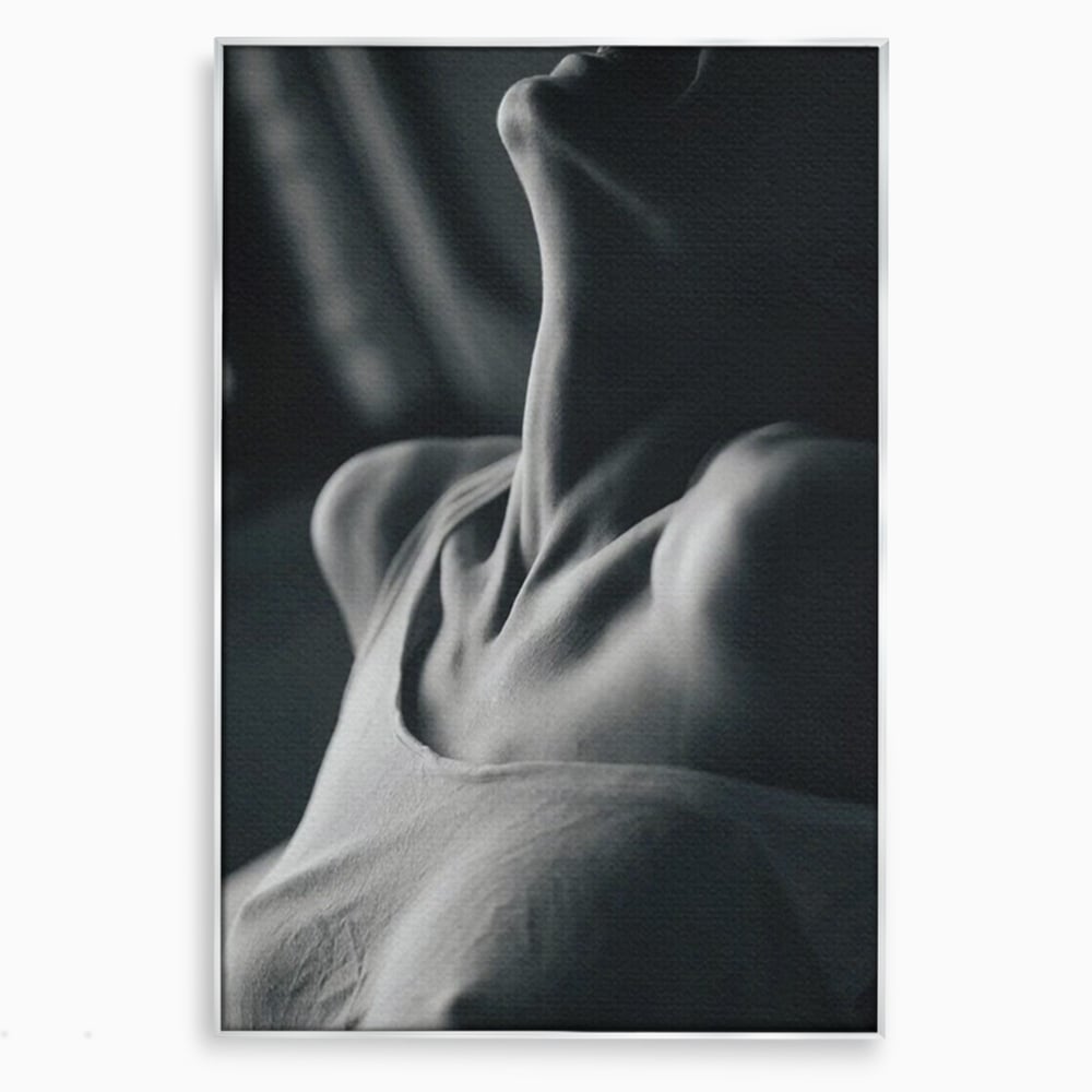 Tablou canvas cu fotografie alb-negru cu gatul arcuit al unei femei, in rama de aluminiu argintiu