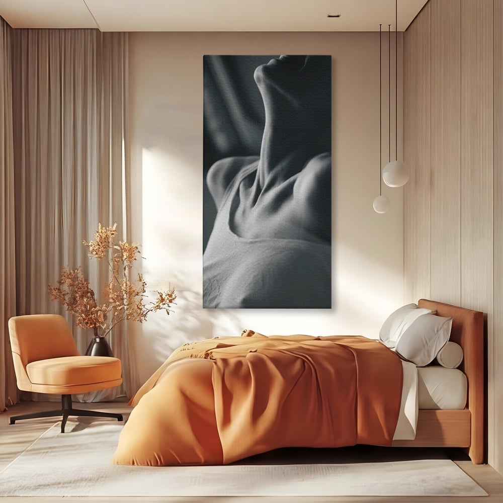 Tablou canvas cu fotografie alb-negru cu gatul arcuit al unei femei, fara rama, pe sasiu de lemn, pe perete intr-un dormitor
