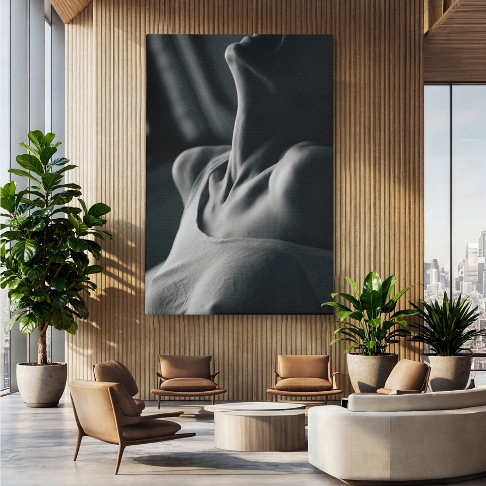 Tablou canvas cu fotografie alb-negru cu gatul arcuit al unei femei, fara rama, pe sasiu de lemn, pe perete intr-un birou