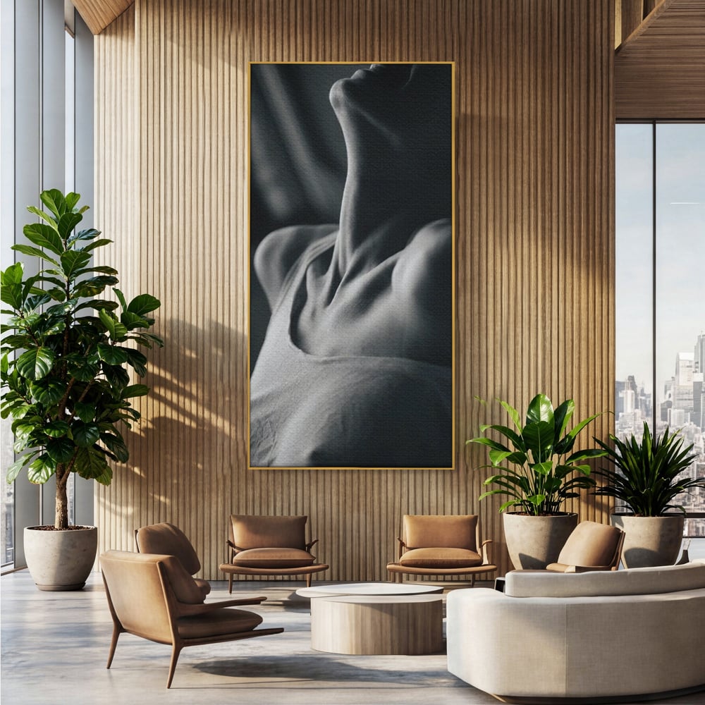 Tablou canvas cu fotografie alb-negru cu gatul arcuit al unei femei, in rama de aluminiu auriu, pe perete intr-un birou