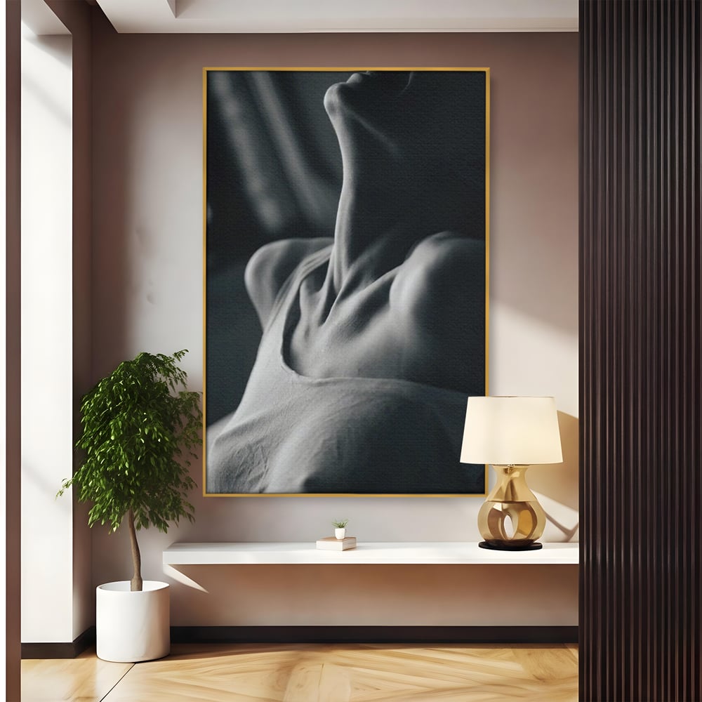 Tablou canvas cu fotografie alb-negru cu gatul arcuit al unei femei, in rama de aluminiu auriu
