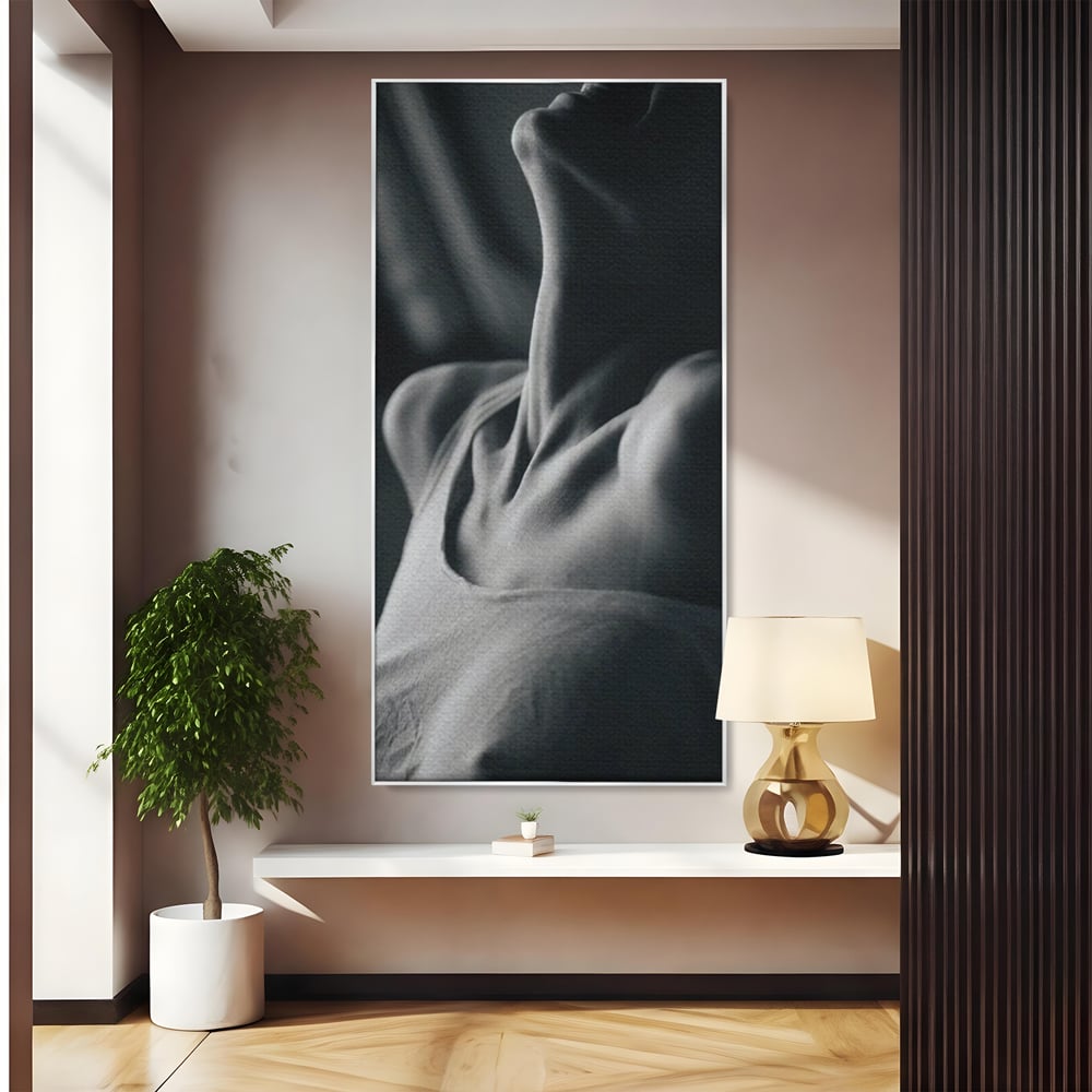 Tablou canvas cu fotografie alb-negru cu gatul arcuit al unei femei, in rama de aluminiu argintiu