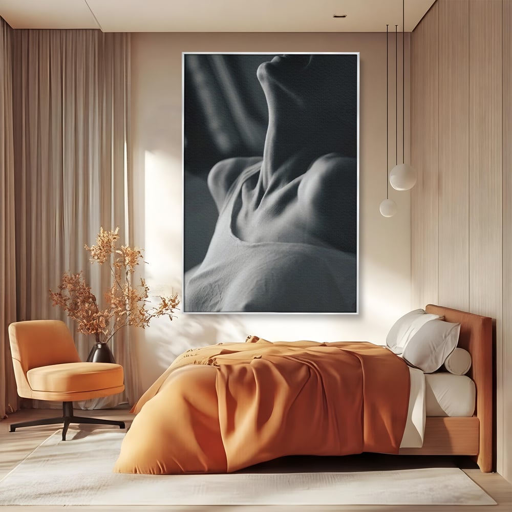 Tablou canvas cu fotografie alb-negru cu gatul arcuit al unei femei, in rama de aluminiu argintiu, pe perete intr-un dormitor