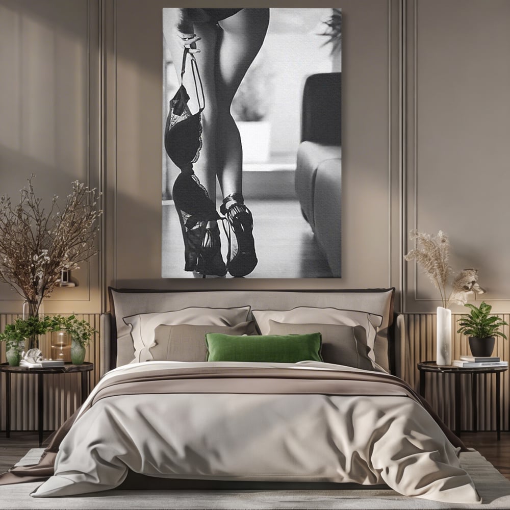 Tablou canvas cu tablou canvas cu silueta feminina, fara rama, pe sasiu de lemn, pe perete intr-un dormitor