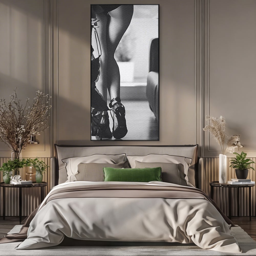 Tablou canvas cu tablou canvas cu silueta feminina, in rama de aluminiu negru, pe perete intr-un dormitor