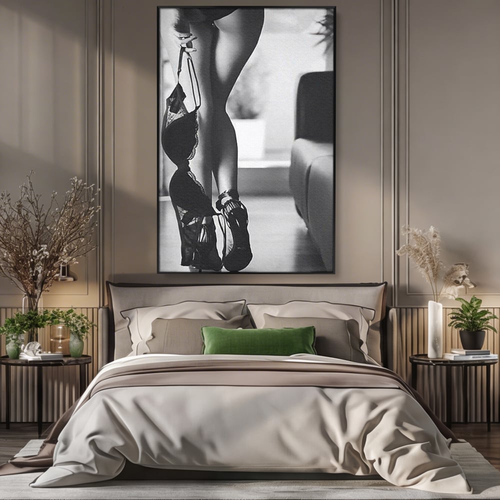Tablou canvas cu tablou canvas cu silueta feminina, in rama de aluminiu negru, pe perete intr-un dormitor