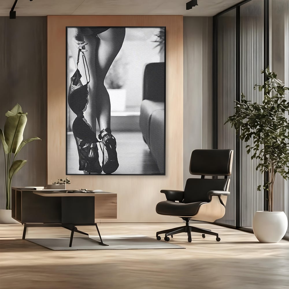 Tablou canvas cu tablou canvas cu silueta feminina, in rama de aluminiu negru, pe perete intr-un birou