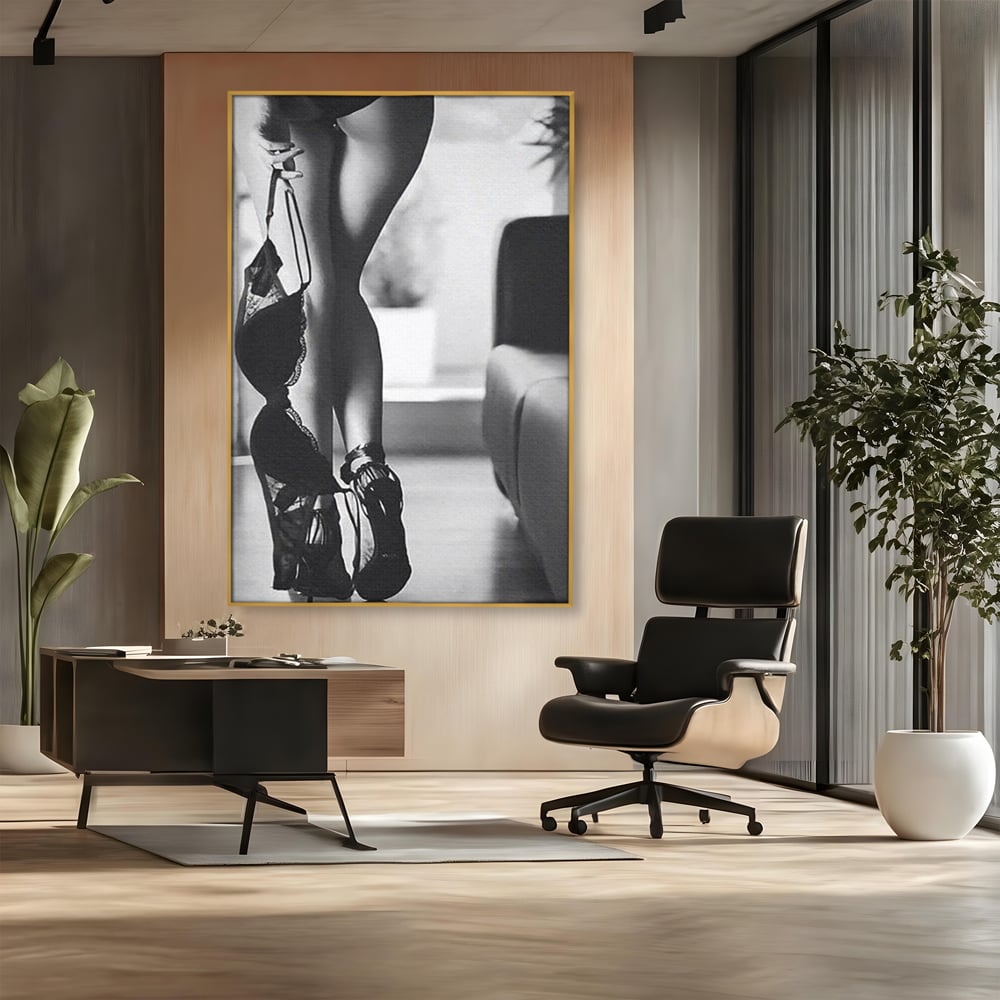 Tablou canvas cu tablou canvas cu silueta feminina, in rama de aluminiu auriu, pe perete intr-un birou