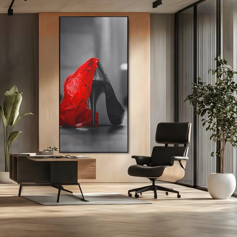 Tablou canvas cu tablou canvas cu pantof stiletto si lenjerie, in rama de aluminiu negru, pe perete intr-un birou