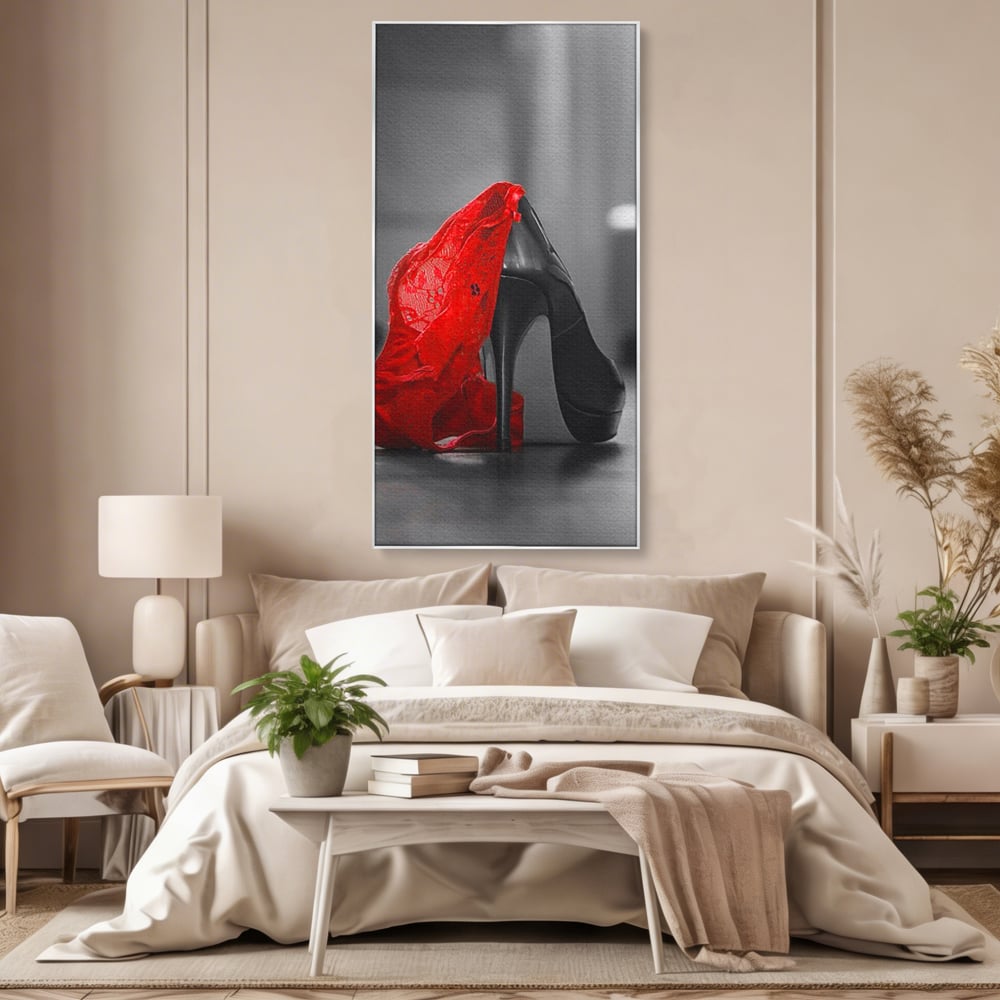 Tablou canvas cu tablou canvas cu pantof stiletto si lenjerie, in rama de aluminiu argintiu, pe perete intr-un dormitor