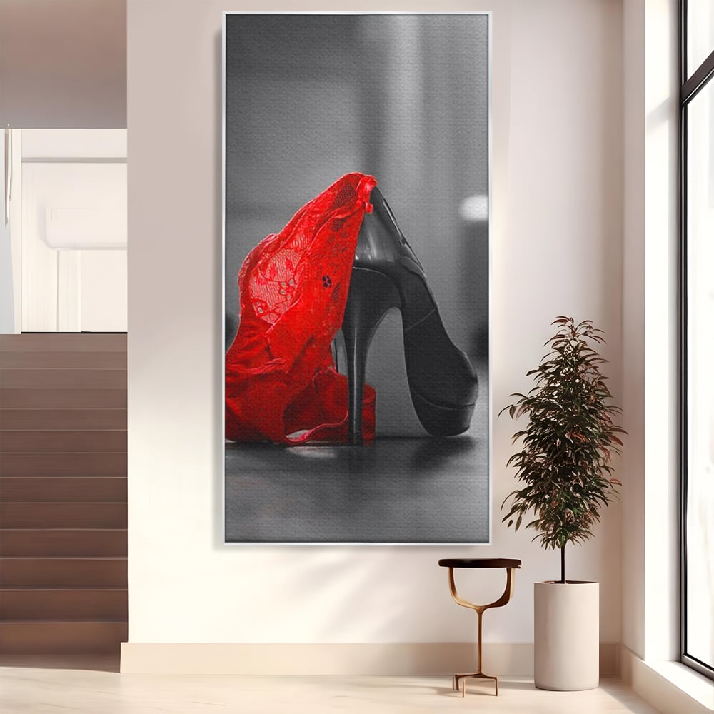 Tablou canvas cu tablou canvas cu pantof stiletto si lenjerie, in rama de aluminiu argintiu