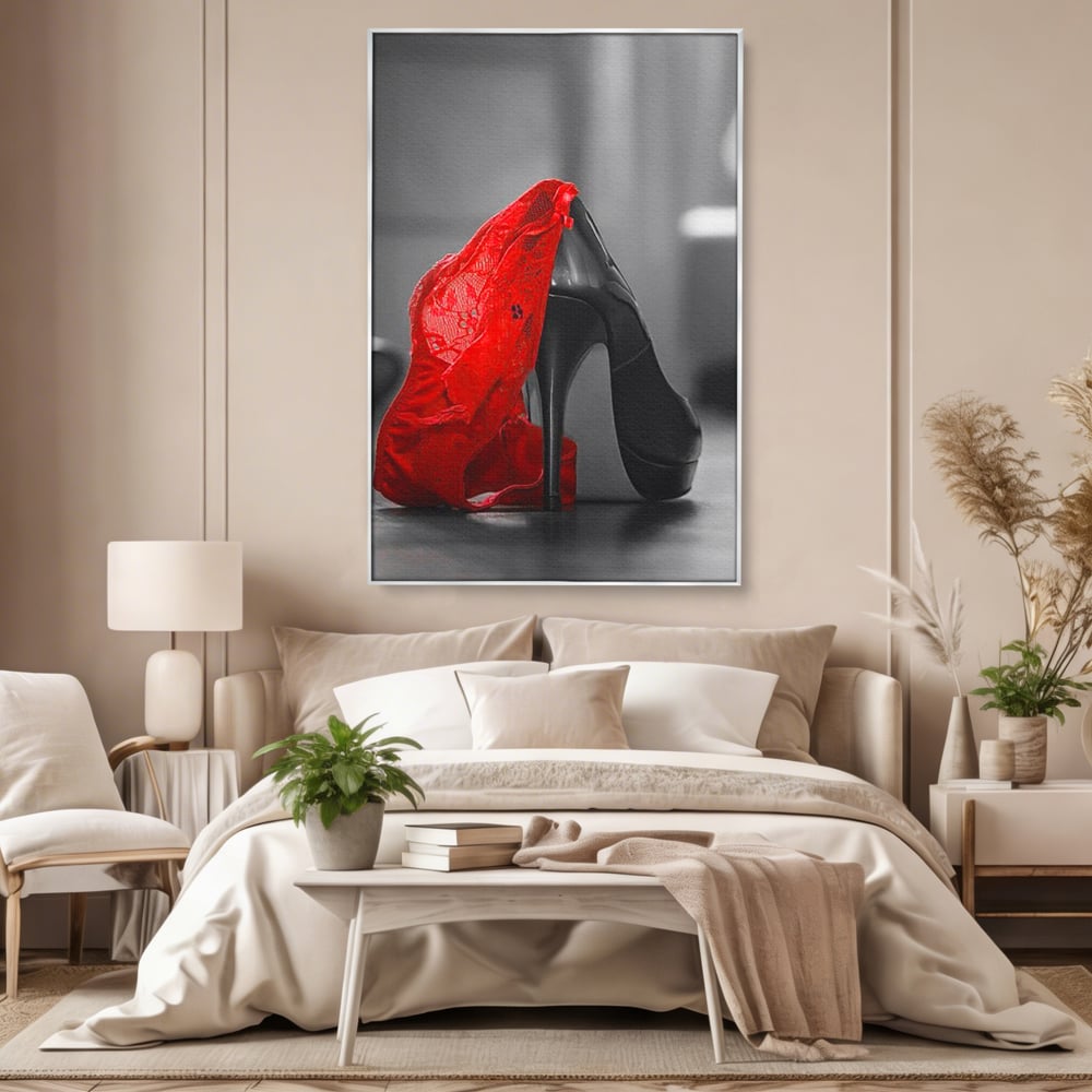 Tablou canvas cu tablou canvas cu pantof stiletto si lenjerie, in rama de aluminiu argintiu, pe perete intr-un dormitor