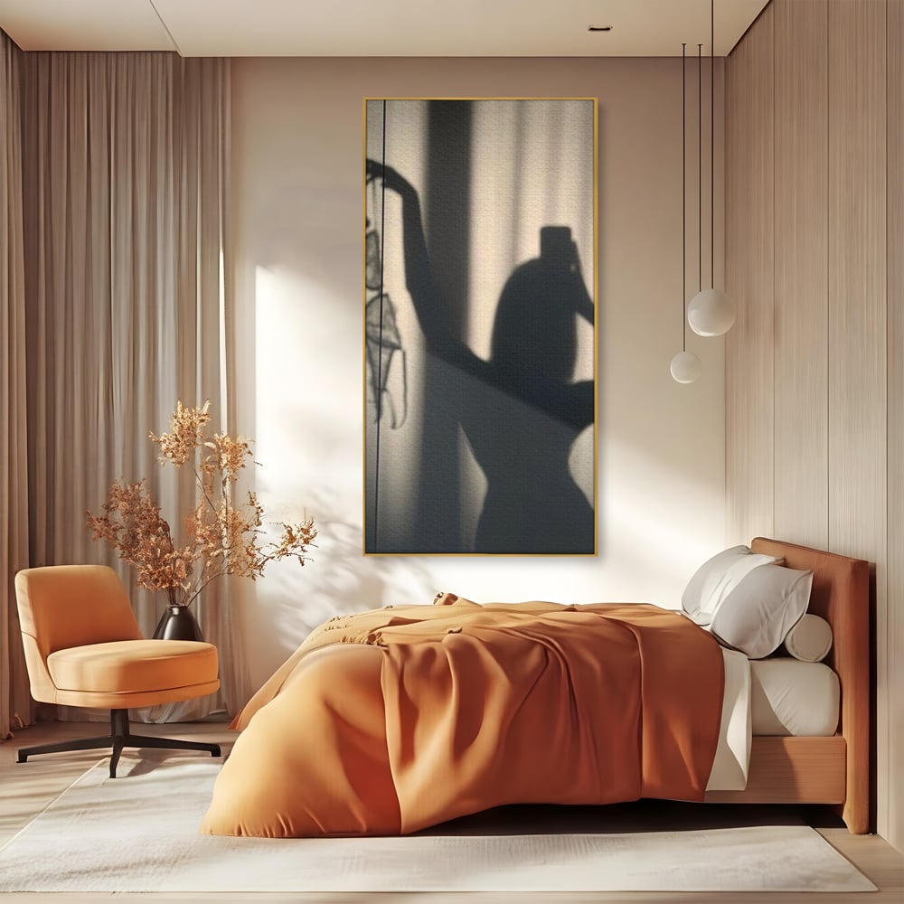 Tablou canvas cu tablou canvas cu silueta si umbra, in rama de aluminiu auriu, pe perete intr-un dormitor