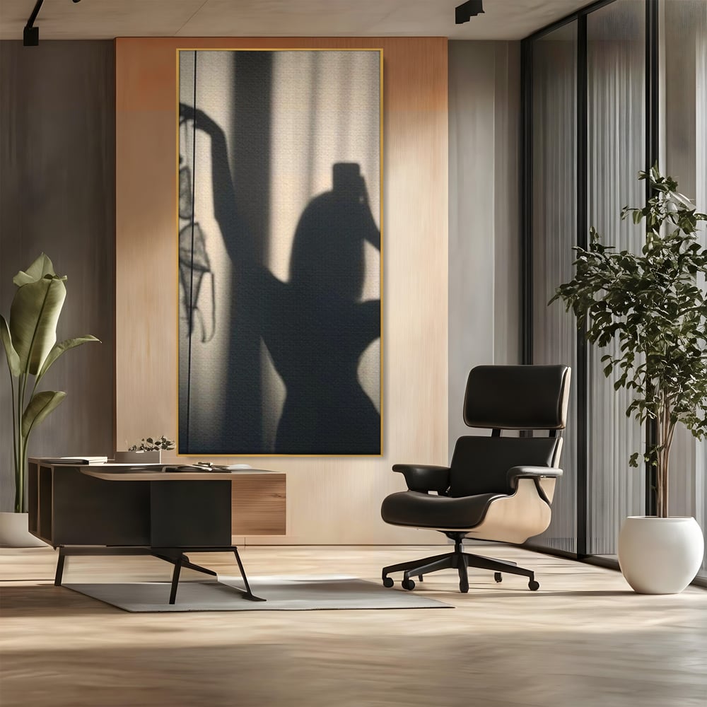 Tablou canvas cu tablou canvas cu silueta si umbra, in rama de aluminiu auriu, pe perete intr-un birou
