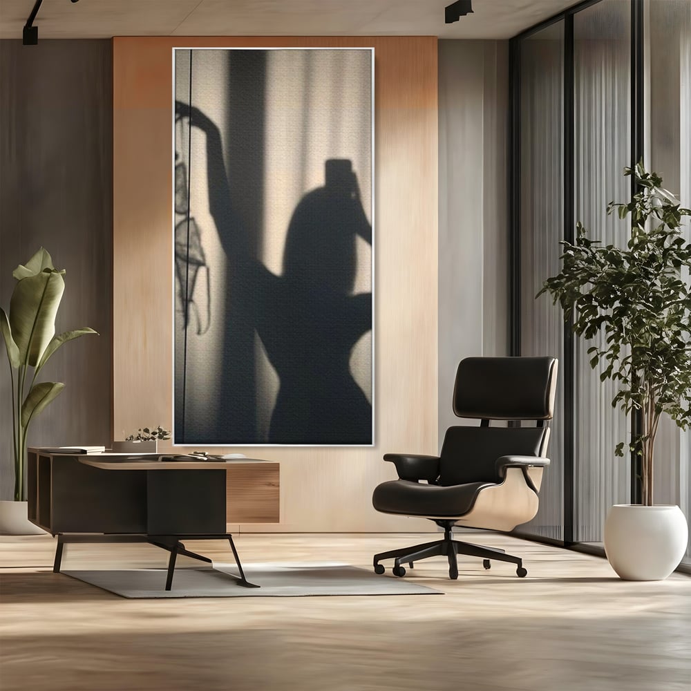 Tablou canvas cu tablou canvas cu silueta si umbra, in rama de aluminiu argintiu, pe perete intr-un birou