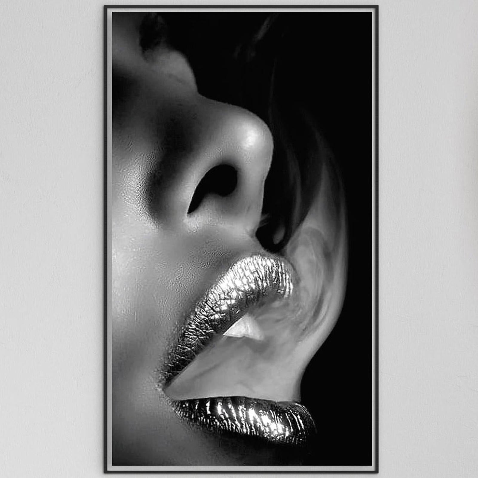 Tablou Canvas Premium, LuxCanva® P1017, Soapta de Argint, Buze, Fum, Metalic, Glamour, Alb, Negru, Seductie, Umbra, Feminitate, Dormitor, Living