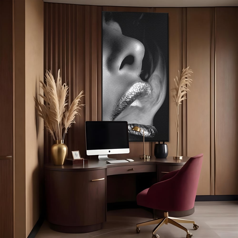 Tablou canvas cu tablou canvas cu buze si fum, in rama de aluminiu negru, pe perete intr-un birou