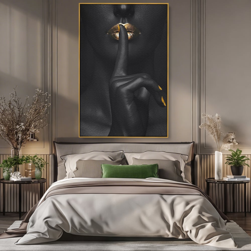 Tablou canvas cu tablou canvas cu buze si deget, in rama de aluminiu auriu, pe perete intr-un dormitor
