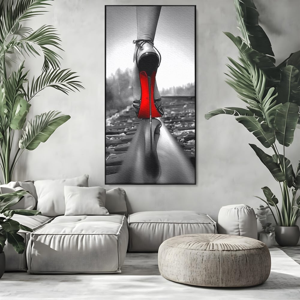 Tablou canvas cu tablou canvas cu pantof pe sina, in rama de aluminiu negru, pe perete intr-un living