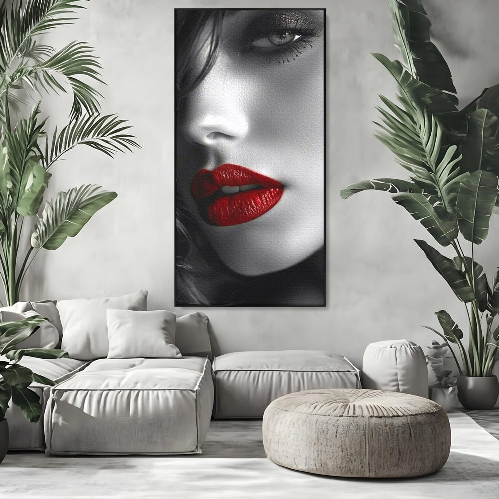Tablou canvas cu portret feminin alb-negru cu buze rosii, in rama de aluminiu negru, pe perete intr-un living