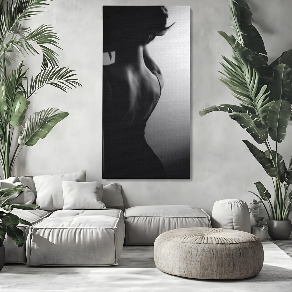 Tablou canvas cu tablou canvas cu silueta feminina monocroma, fara rama, pe sasiu de lemn, pe perete intr-un living