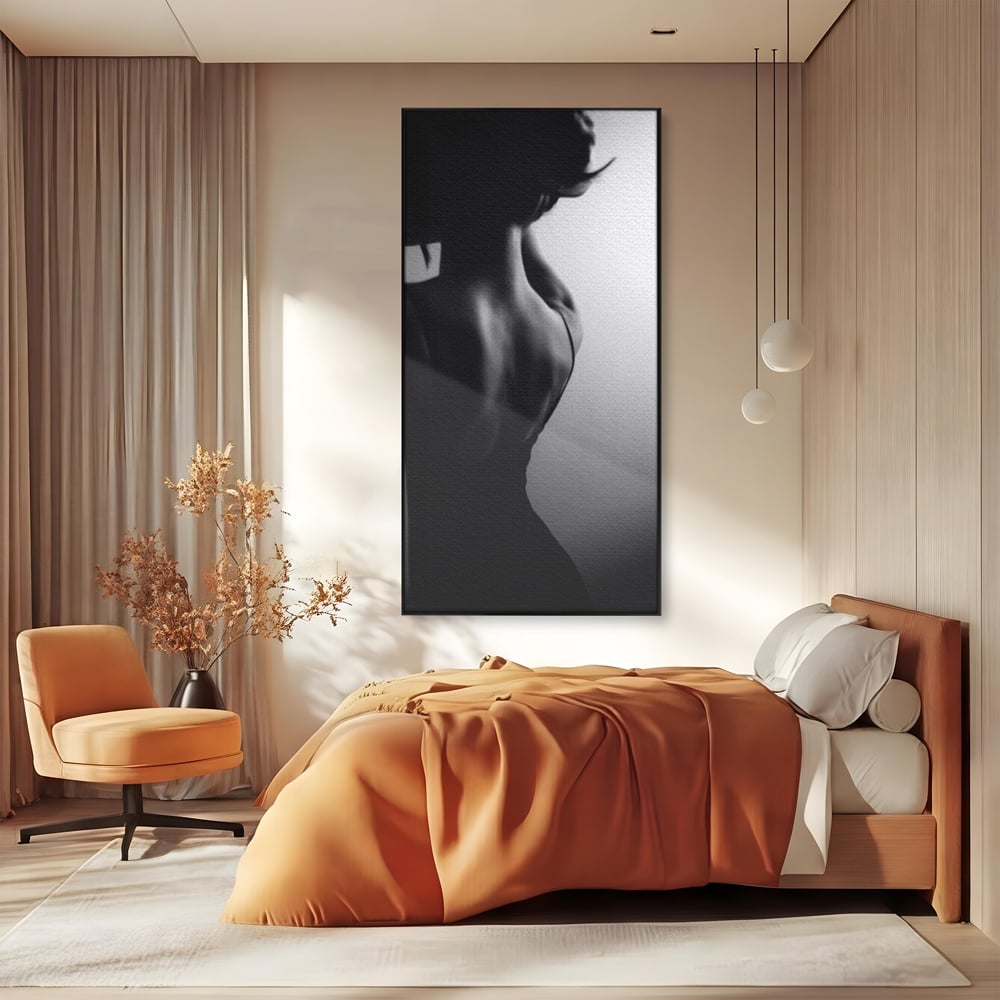 Tablou canvas cu tablou canvas cu silueta feminina monocroma, in rama de aluminiu negru, pe perete intr-un dormitor