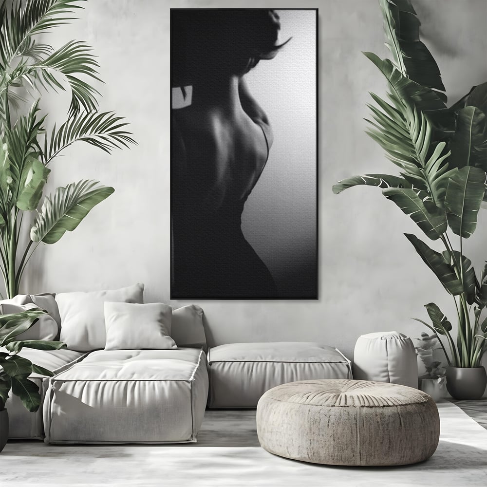 Tablou canvas cu tablou canvas cu silueta feminina monocroma, in rama de aluminiu negru, pe perete intr-un living
