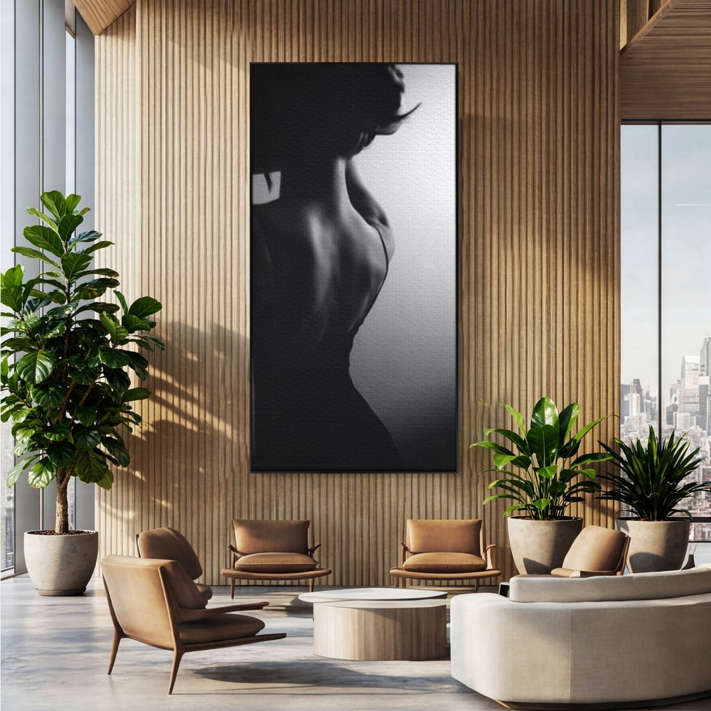Tablou canvas cu tablou canvas cu silueta feminina monocroma, in rama de aluminiu negru, pe perete intr-un birou