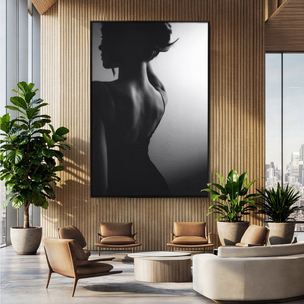 Tablou canvas cu tablou canvas cu silueta feminina monocroma, in rama de aluminiu negru, pe perete intr-un birou