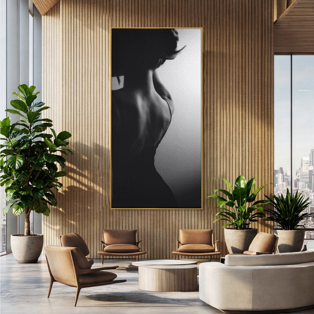 Tablou canvas cu tablou canvas cu silueta feminina monocroma, in rama de aluminiu auriu, pe perete intr-un birou