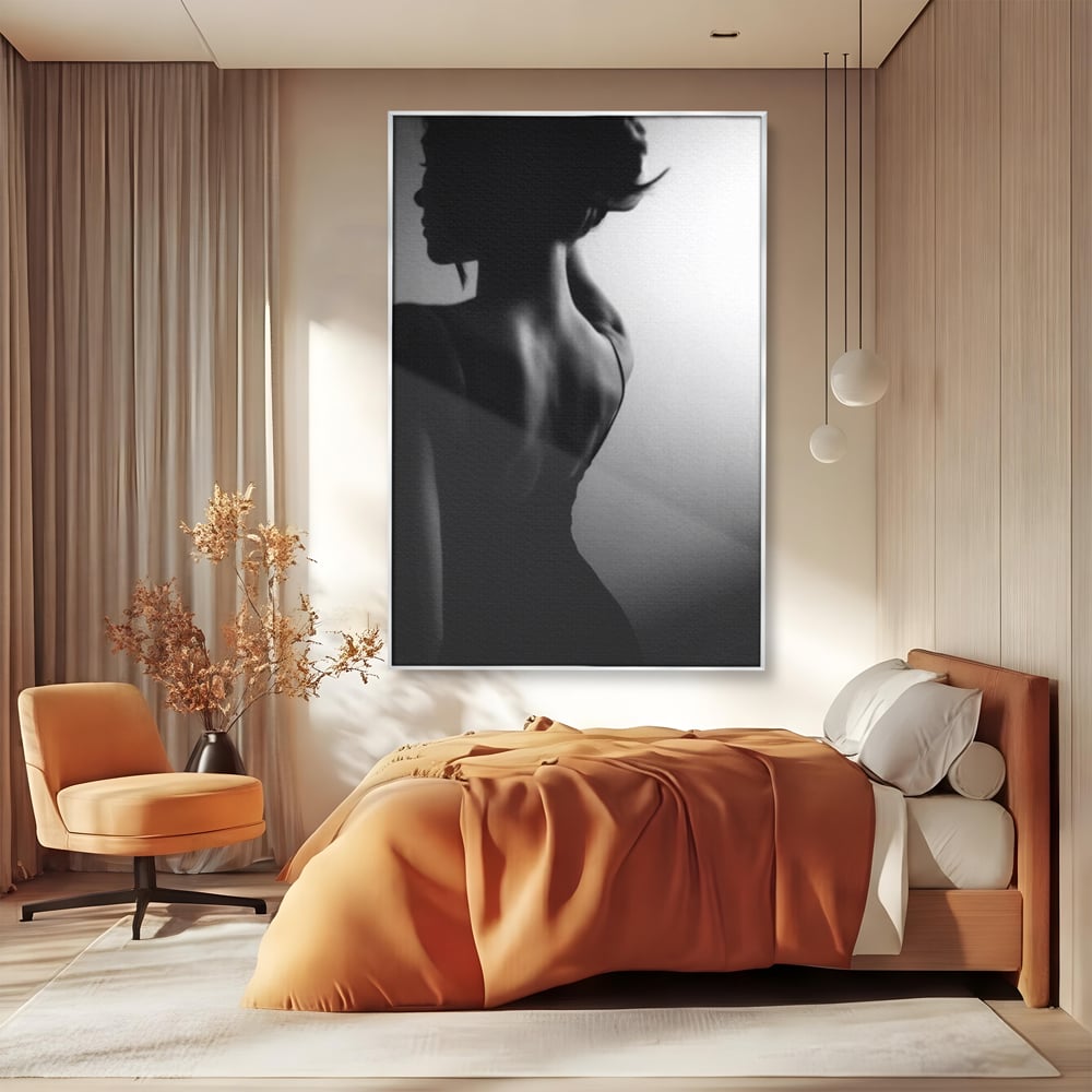 Tablou canvas cu tablou canvas cu silueta feminina monocroma, in rama de aluminiu argintiu, pe perete intr-un dormitor