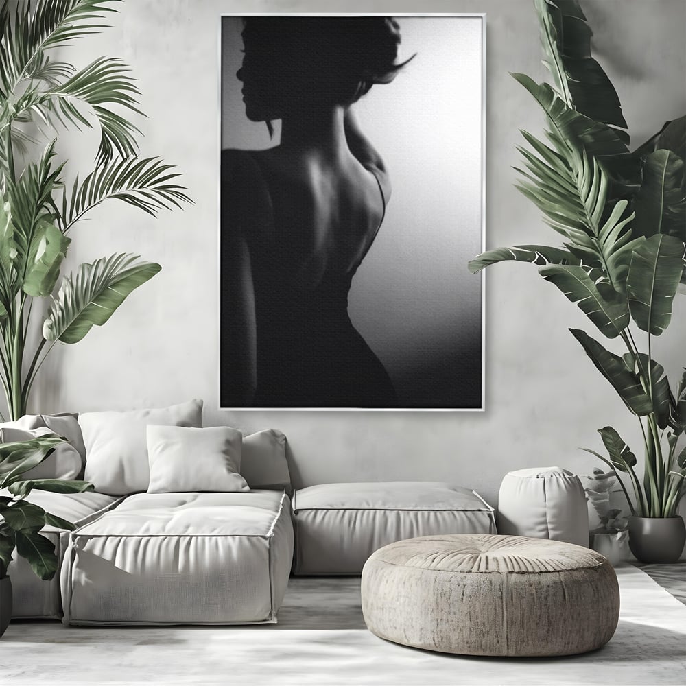 Tablou canvas cu tablou canvas cu silueta feminina monocroma, in rama de aluminiu argintiu, pe perete intr-un living