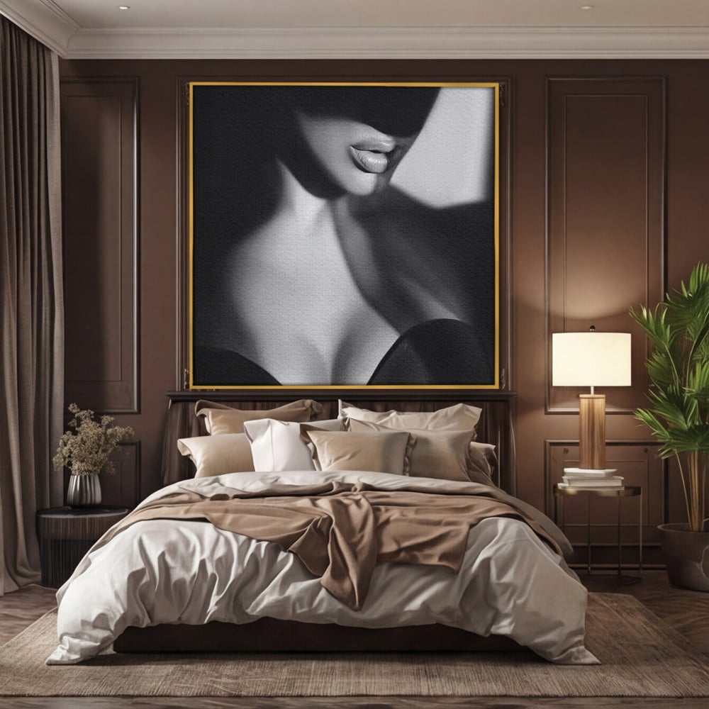 Tablou canvas cu tablou canvas cu buze senzuale, in rama de aluminiu auriu, pe perete intr-un dormitor