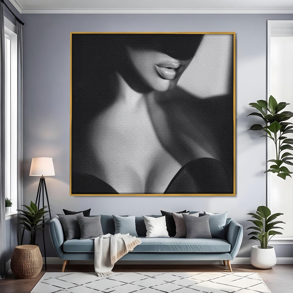 Tablou canvas cu tablou canvas cu buze senzuale, in rama de aluminiu auriu, pe perete intr-un living