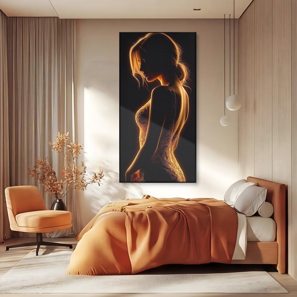 Tablou canvas cu tablou canvas cu silueta feminina, in rama de aluminiu negru, pe perete intr-un dormitor