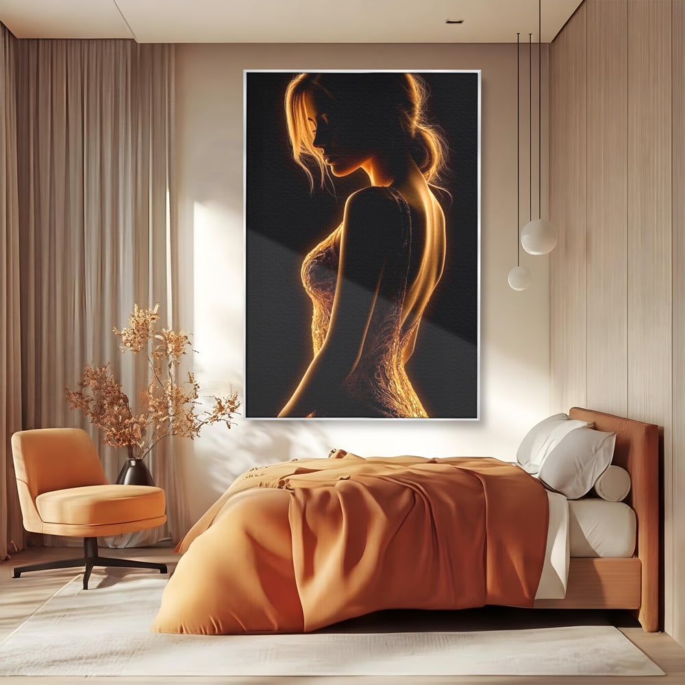 Tablou canvas cu tablou canvas cu silueta feminina, in rama de aluminiu argintiu, pe perete intr-un dormitor