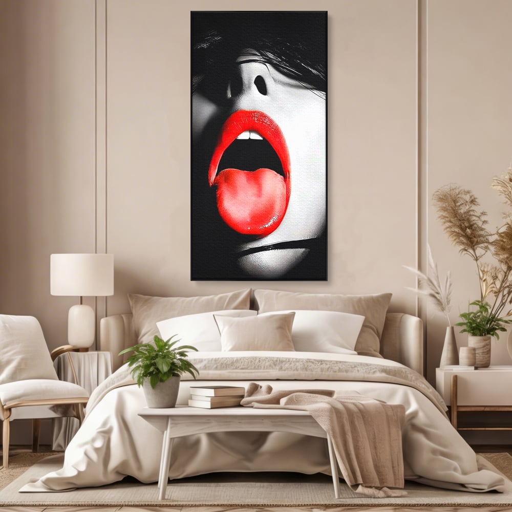 Tablou canvas cu tablou canvas cu buze si limba rosie, in rama de aluminiu negru, pe perete intr-un dormitor